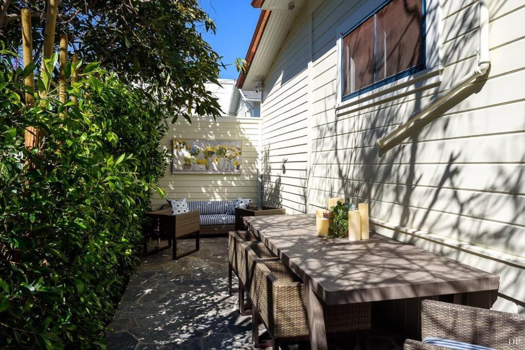Upscale Downtown Home Walk To Beach Shops Bars 2 サンタバーバラ エクステリア 写真